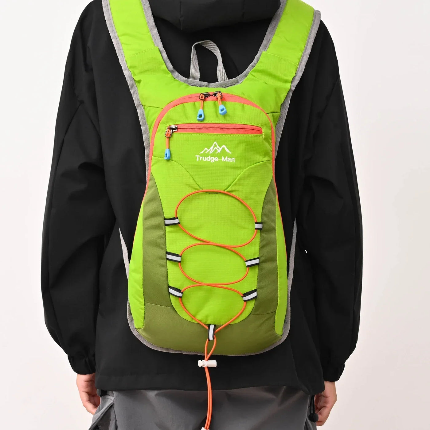 Multifunctional backpack suitable for hiking, mountaineering, and off-road cycling - featuring adjustable shoulder straps and ch