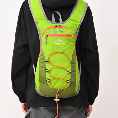Multifunctional backpack suitable for hiking, mountaineering, and off-road cycling - featuring adjustable shoulder straps and ch