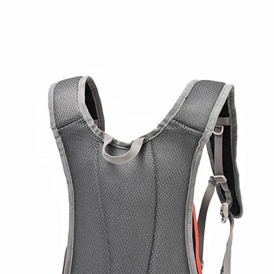 Multifunctional backpack suitable for hiking, mountaineering, and off-road cycling - featuring adjustable shoulder straps and ch