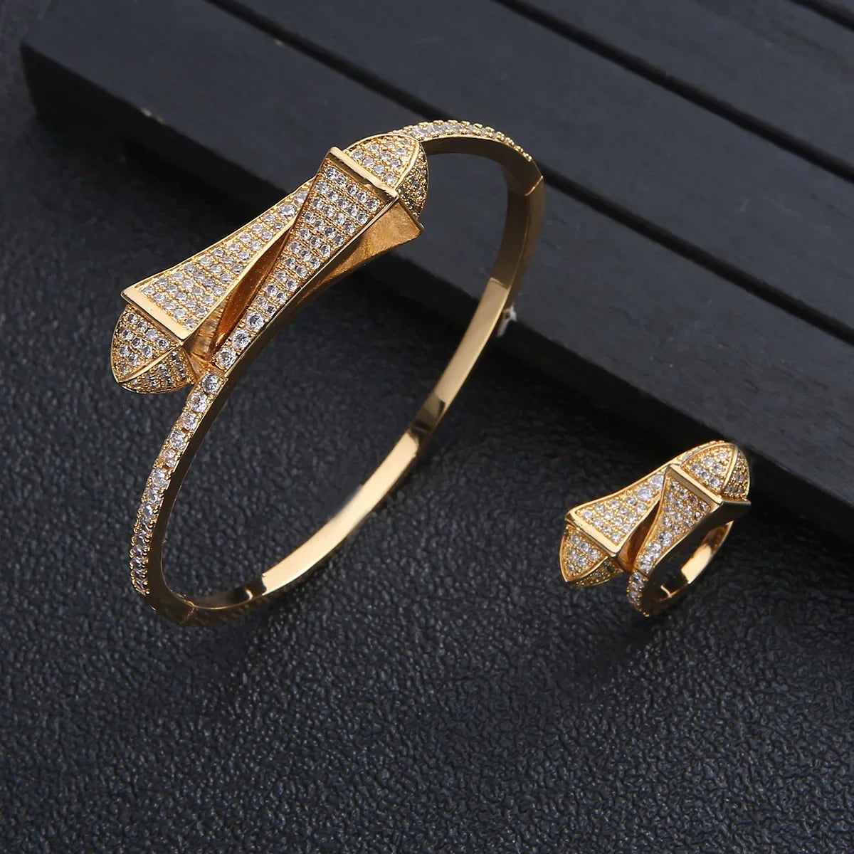 New jerseis Women's Fashion 2 Pcs Bracelet & Ring Set مجموعات المجوهرات Resin Simple Design Gold Open Cuff Bangle Jewelry Set