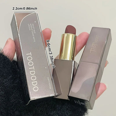 Available in 3 shades Matte Lipstick Matte Velvet Waterproof Non-fading lip gloss that enhances color and brightens lips Suitabl