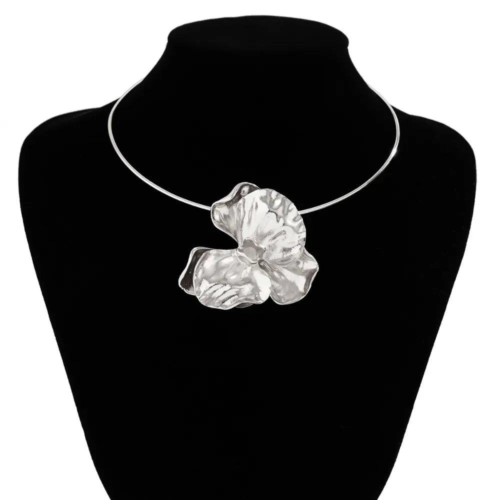 Statement Flower Bib Necklace for Women Multi-layer Metal Chain Necklace Trend Creative Metal Silk Ginkgo Leaf Pendant Necklace