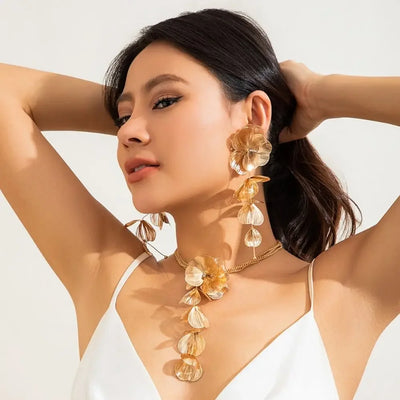 Statement Flower Bib Necklace for Women Multi-layer Metal Chain Necklace Trend Creative Metal Silk Ginkgo Leaf Pendant Necklace